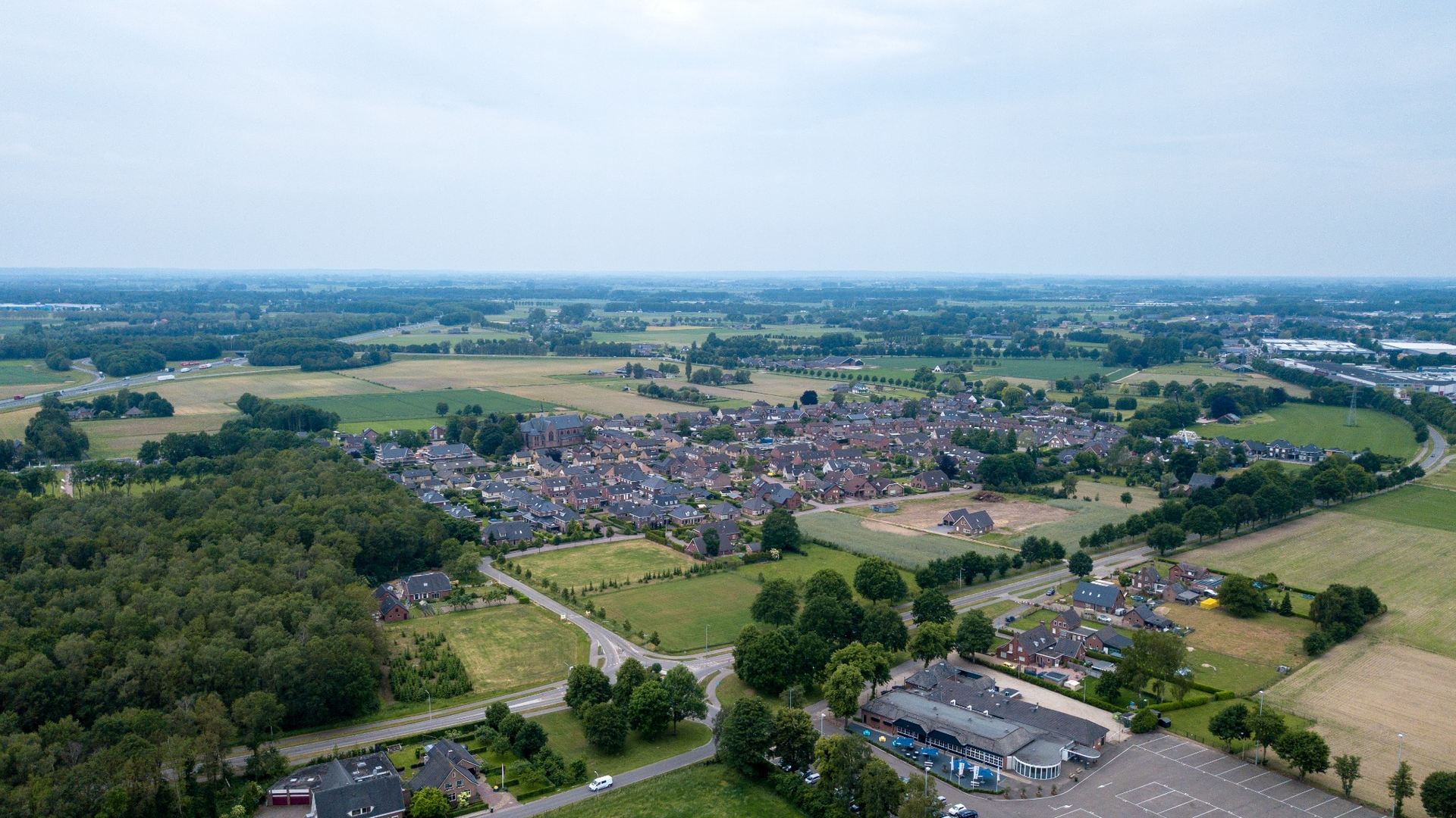 Luchtfoto van Nieuw-Dijk met de Antoniuskerk en het omliggende landschap